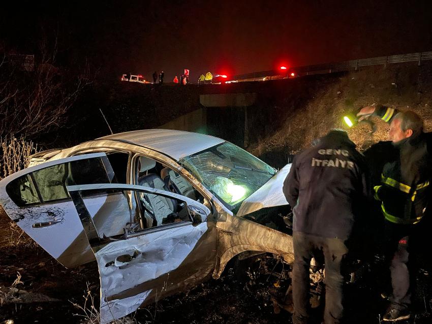 Otomobil Uçuruma Yuvarlandı: 2 Yaralı