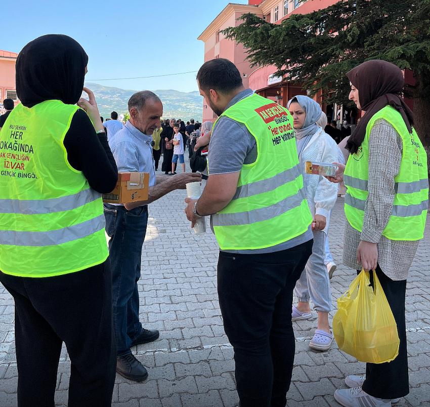 AK Gençlik’ten Sınav İçin Moral, Babalar Gününe Vefa
