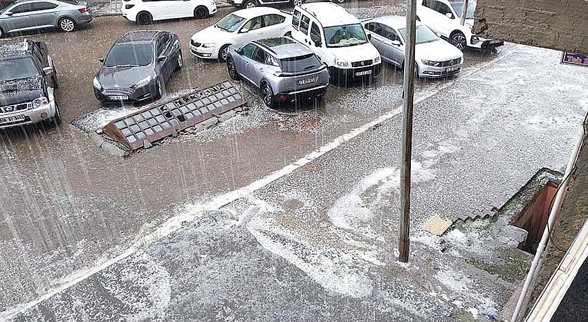 BİNGÖL’DE DOLU YAĞIŞI ETKİLİ OLDU