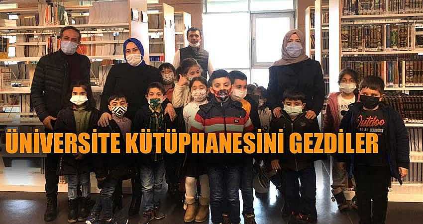 ÖĞRENCİLER ÜNİVERSİTE KÜTÜPHANESİNİ GEZDİ